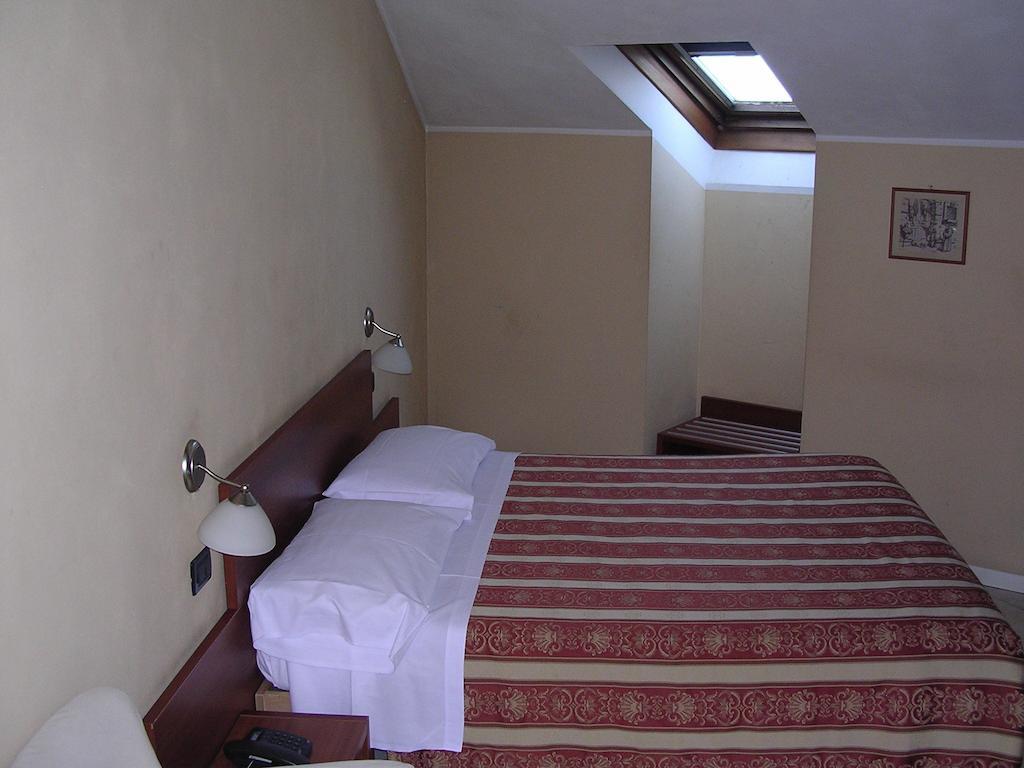 Cerrutihotel Vercelli Pokój zdjęcie