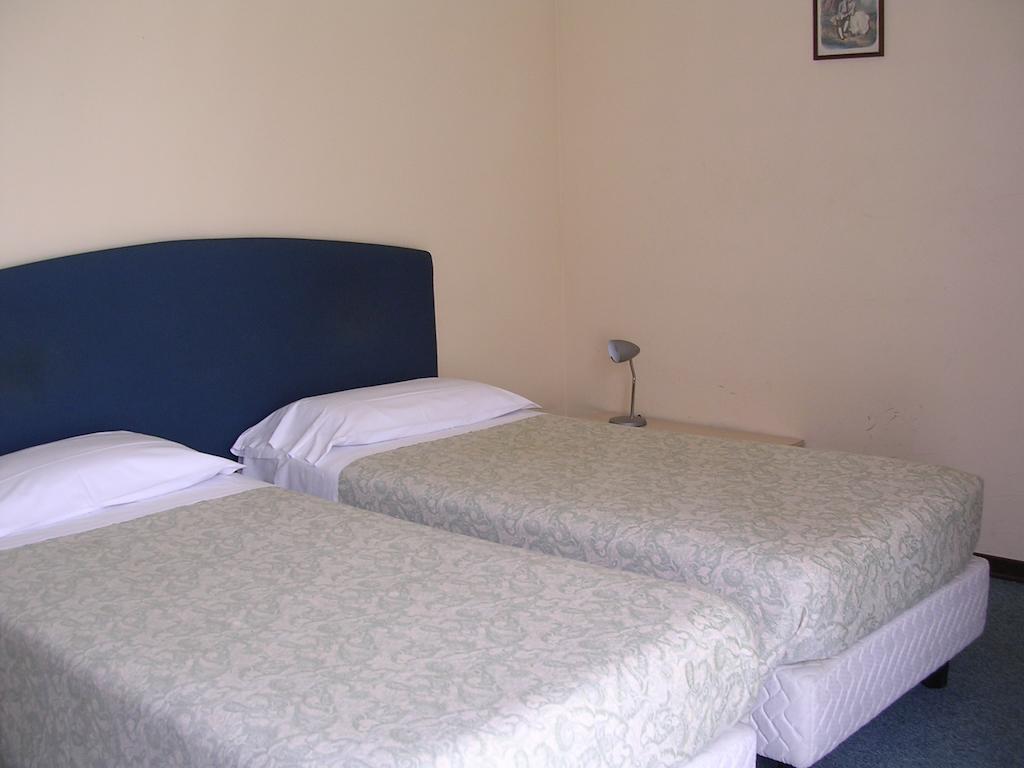 Cerrutihotel Vercelli Pokój zdjęcie